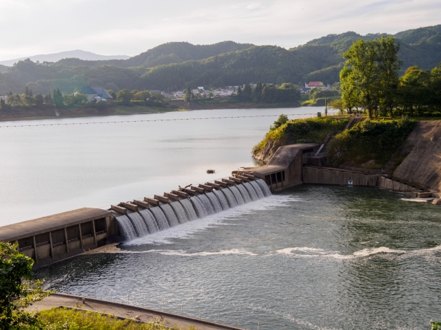 西和賀町の錦秋湖